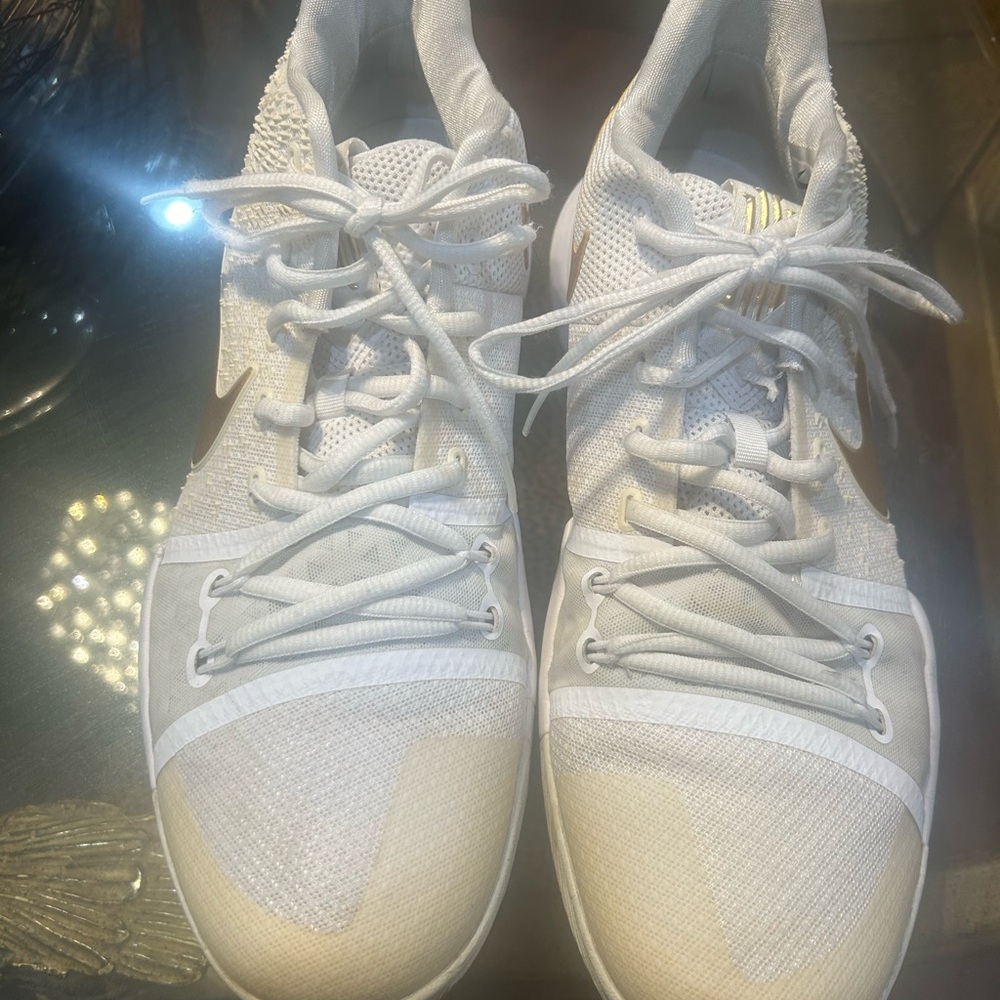 Kyrie Irvin / Nike white tennis’s shoes:12 good condition